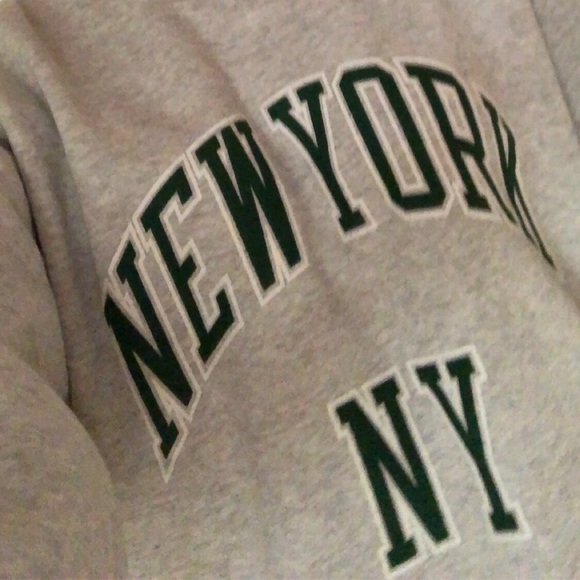 Brandy Melville New York Erica Sweatshirt - Picture 3 of 4